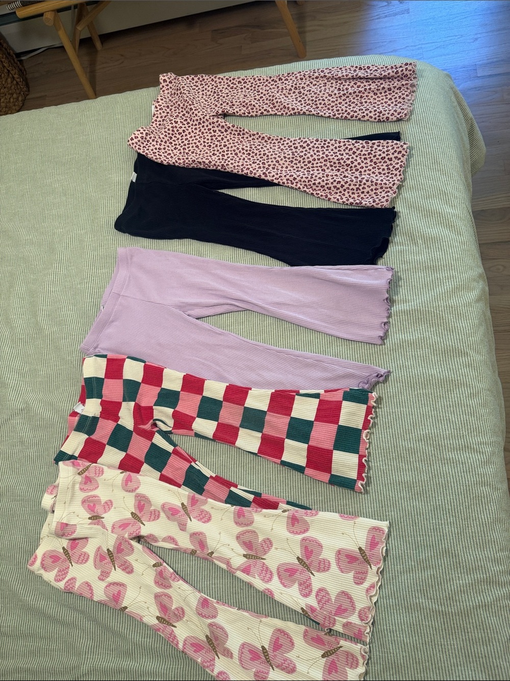 Lot of 5 pairs of Old Navy Flair leggings Pink, Black, Lavender, Multi 4T